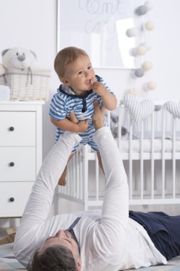 Baban uçmayı öğretecek