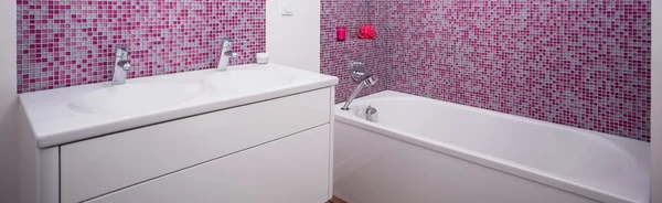 Modern pembe barthroom — Stok fotoğraf