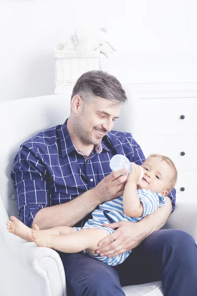 Cuidar a su bebé le trae alegría. — Foto de Stock