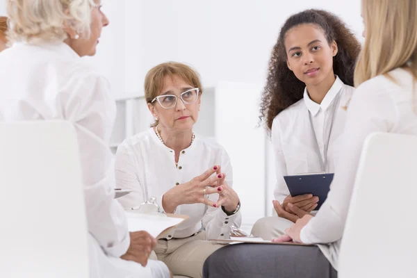 Trabajando en la oficina de mujeres — Foto de Stock