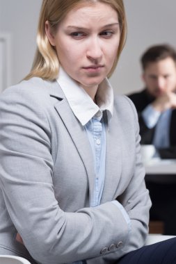 İş görüşmesi için bekleyen üzgün genç kız 