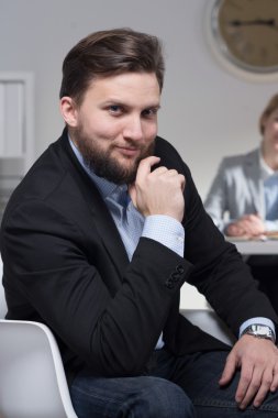 Sandalyede oturan yakışıklı erkek başvuru