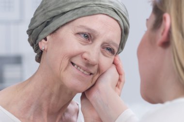 Hasta anne ve destekleyici kızı