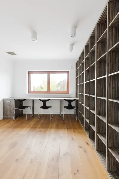 Zimmer mit Bücherregalen — Stockfoto