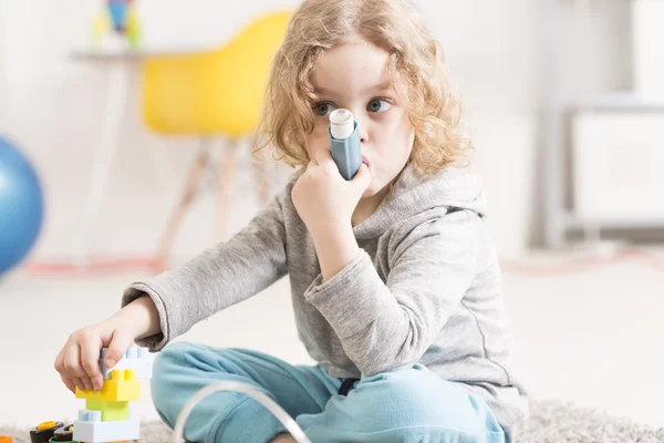 Ze geeft de voorkeur aan om te spelen in plaats van haar geneesmiddel inneemt — Stockfoto