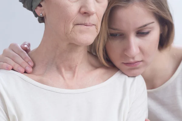 Hija y madre enferma — Foto de Stock