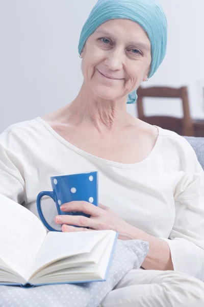 Donna sorridente con cancro — Foto Stock