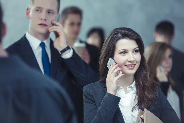 Två personer talar i telefon — Stockfoto