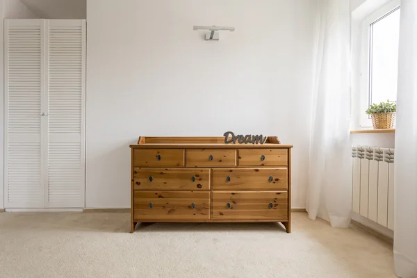 Стильный комод идеально подходит для спальни — стоковое фото