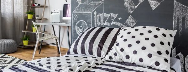 Zimmer mit schwarz-weißer Dekoration — Stockfoto