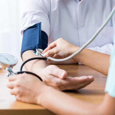 Doktor kan basıncı ölçüyor.