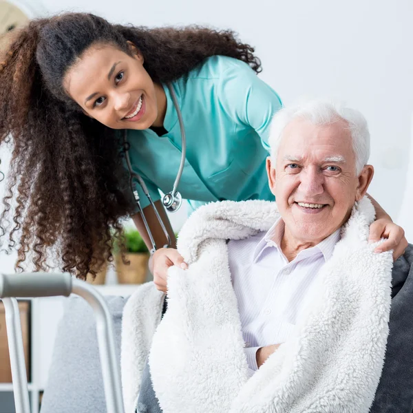 Médico sonriente preocupado por el paciente — Foto de Stock