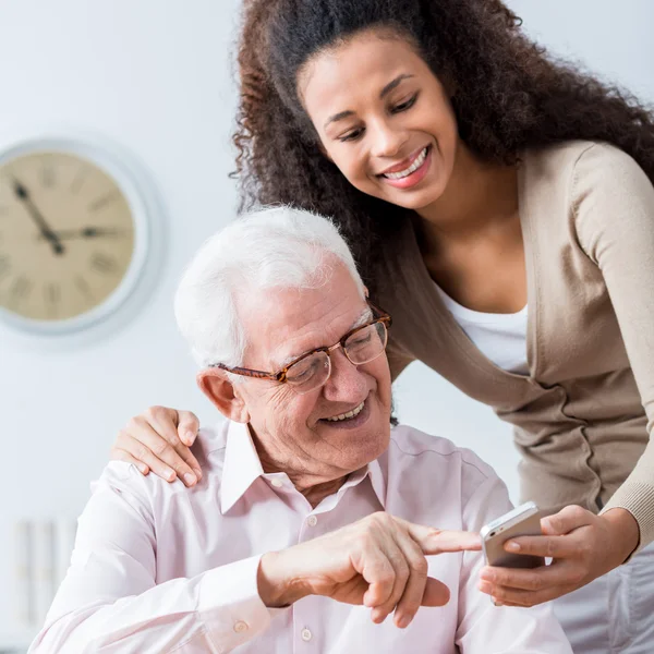 Nooit te oud voor nieuwe technologie — Stockfoto