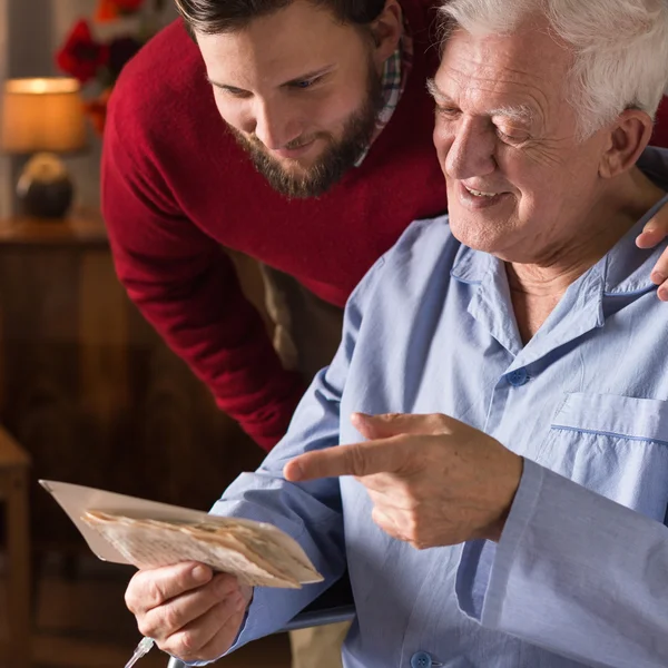 Man tijd doorbrengen met kleinkind — Stockfoto