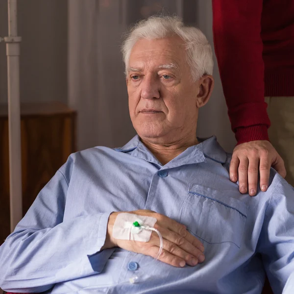 Старший мужчина с неизлечимой болезнью — стоковое фото
