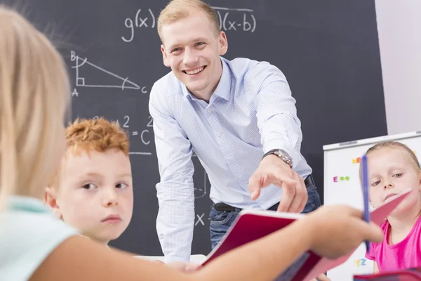 Altijd blij om te helpen van zijn studenten — Stockfoto