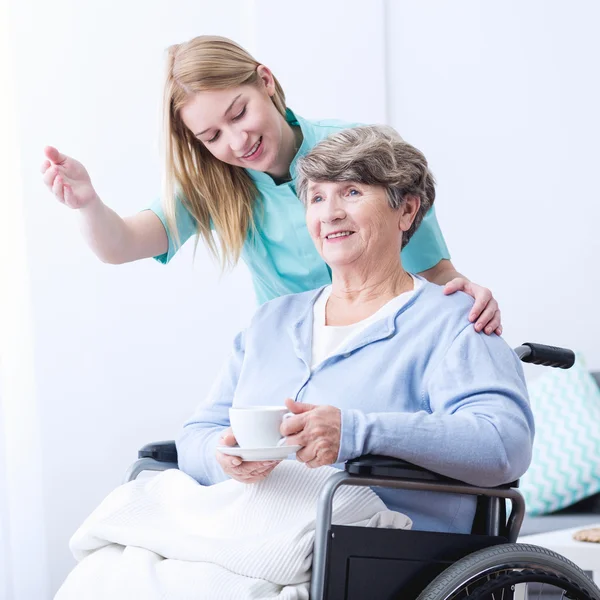 Frau kümmert sich um Patientin — Stockfoto