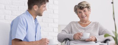 Kıdemli ve onun caregiver dostane ilişkisi