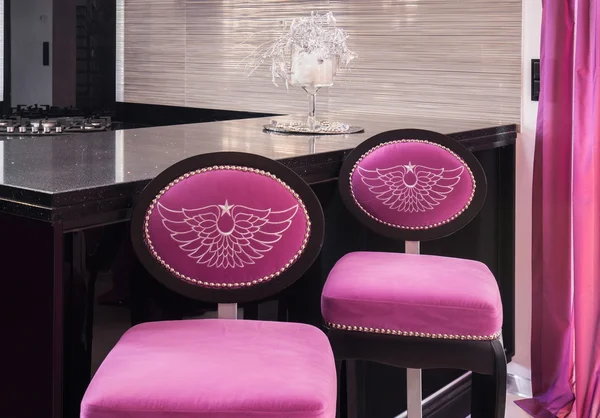 Roze stoelen met decoratieve Details — Stockfoto