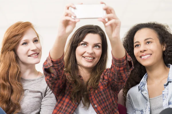 Chicas, otra selfie ! —  Fotos de Stock