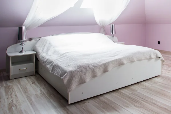 Quarto rosa com cama de casal — Fotografia de Stock