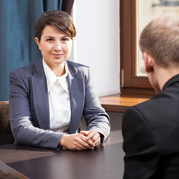 Pareja de negocios antes de una reunión — Foto de Stock