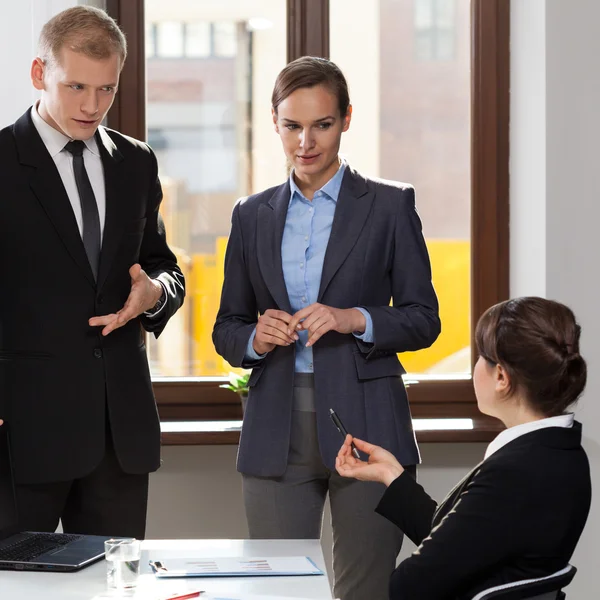 Büroangestellte während ihrer Arbeit — Stockfoto