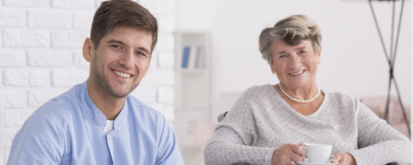 Behinderte Senioren mit Hilfe von Pflegekräften — Stockfoto