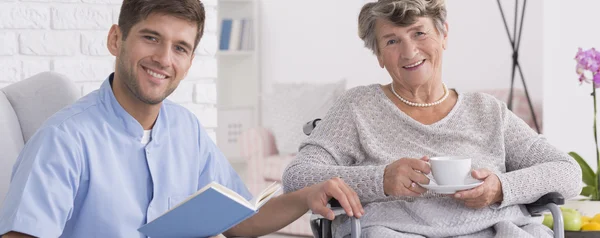 Feeling good in the presence of her caregiver — Stock Photo, Image