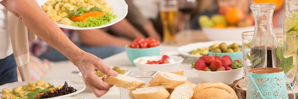 Grelha comum com lanches saborosos — Fotografia de Stock