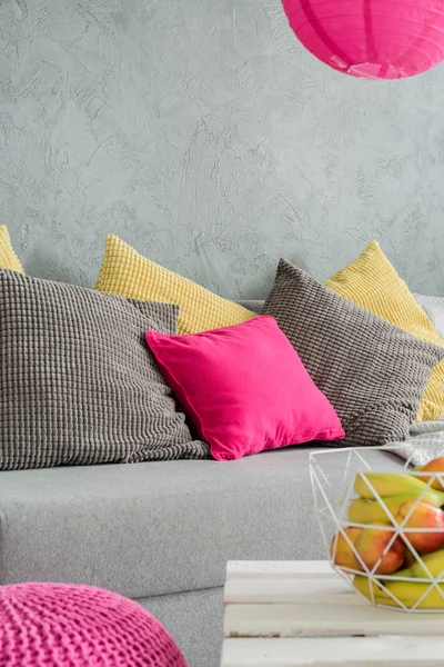 Apartamento cinza com detalhes coloridos ideia — Fotografia de Stock