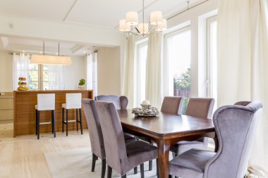 Geniş yemek odası.