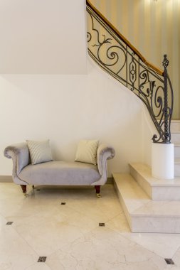Bir salonda şık kanepe