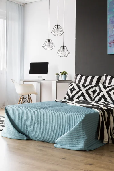 Wygodne i funkcjonalne sypialni pomysł — Zdjęcie stockowe