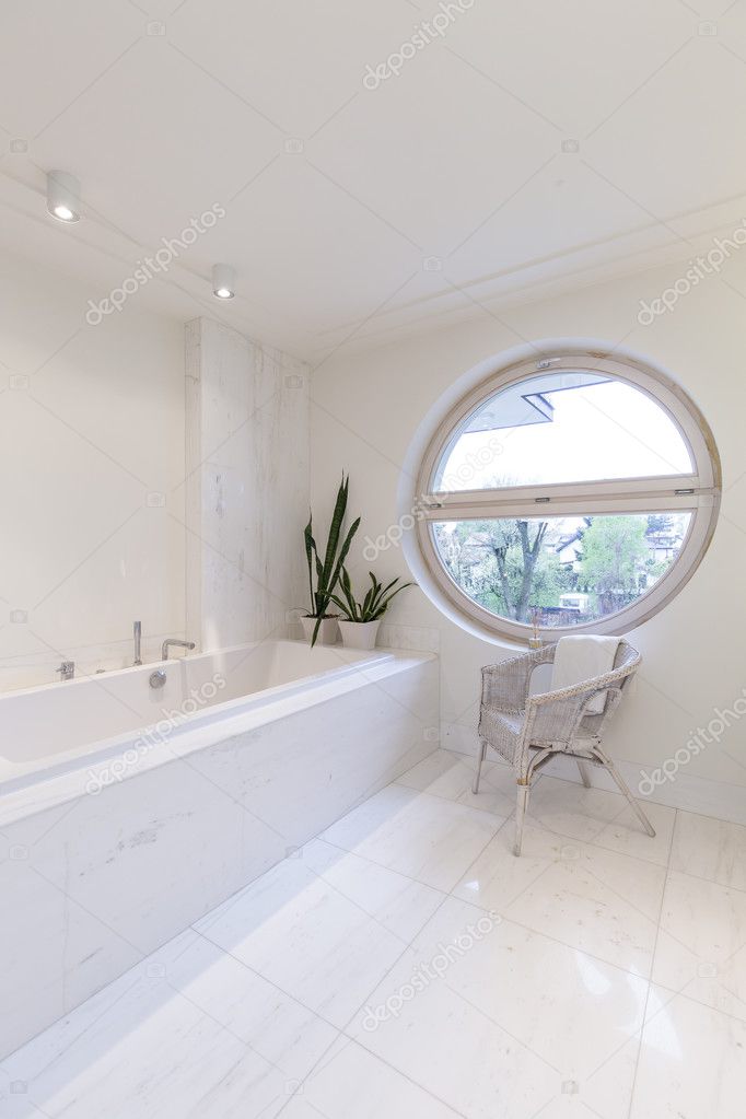 Rundfenster im Badezimmer - Stockfotografie: lizenzfreie Fotos