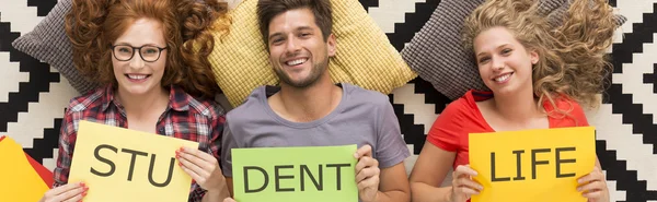 Amici studenti sorridenti — Foto Stock