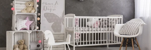 パステル カラーで女の赤ちゃんの部屋の居心地の良い — ストック写真