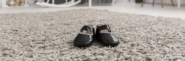 Маленькие ботинки в ожидании маленьких ног — стоковое фото