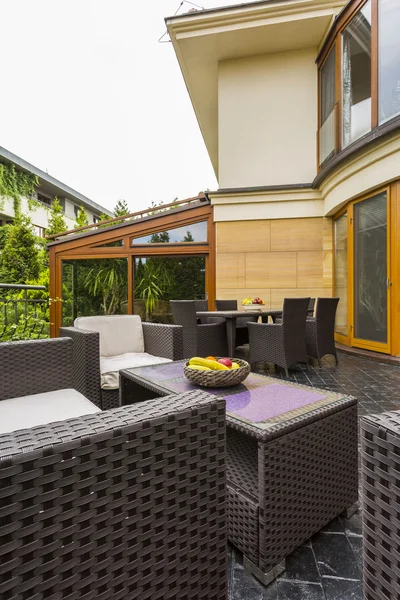 Haus mit großer Terrasse — Stockfoto