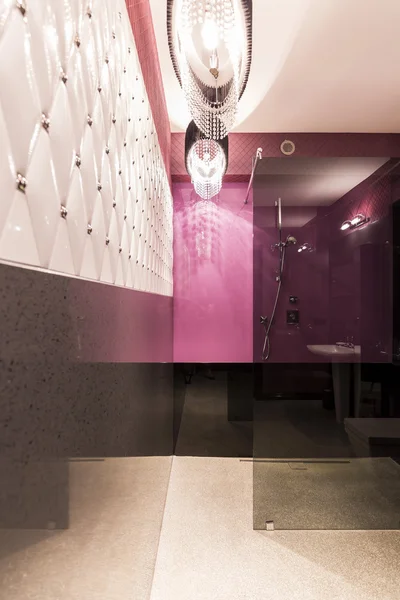 Salle de bain insolite avec murs violets — Photo