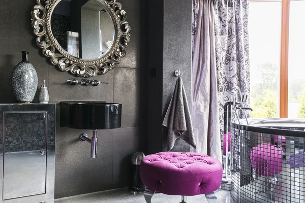 Kamar mandi yang tidak biasa dengan spion bulat — Stok Foto