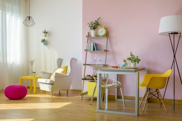 Combinación de moda de pared rosa y blanca — Foto de Stock