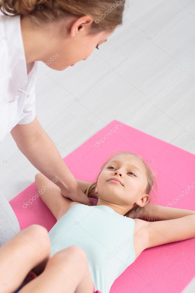 Professionelle KinderPhysiotherapie  Stockfotografie lizenzfreie