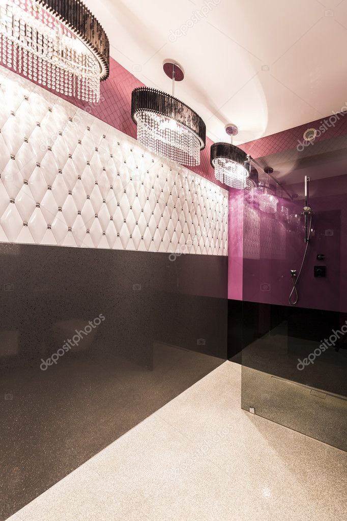 Ungewöhnliche Bad mit blütenweißen Kronleuchter — Stockfoto ... Ungewöhnliche Bad mit blütenweißen Kronleuchter — Stockfoto ...