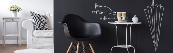 Mesa de centro con café hecho perfecto en ella —  Fotos de Stock