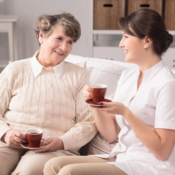 Verpleegkundige bezoekende patiënt thuis — Stockfoto