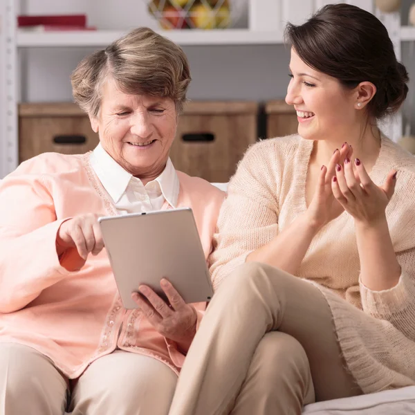 Lernen, mit Tablet umzugehen — Stockfoto