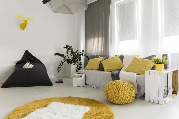 Light living room with yellow details idea — Stock Photo, Image
