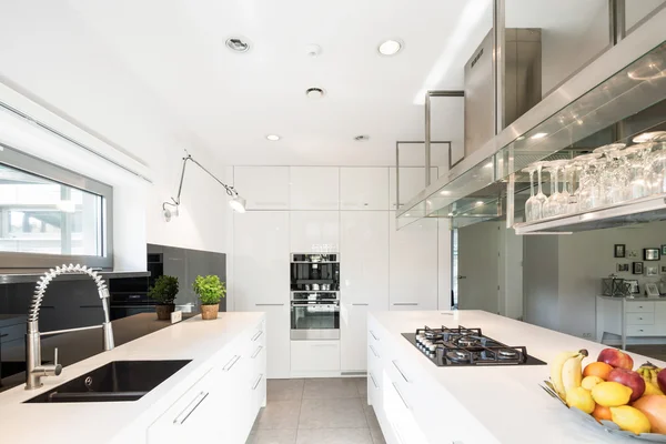 Ruime keuken in moderne stijl — Stockfoto