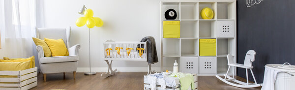 Младенческая комната в желто-белом
